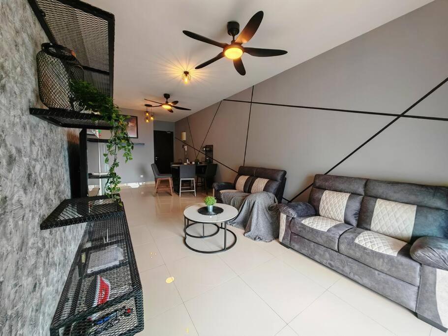 Industrial Design Simfoni 3 Bedroom W Netflix And Wi-Fi Cheras Luaran gambar